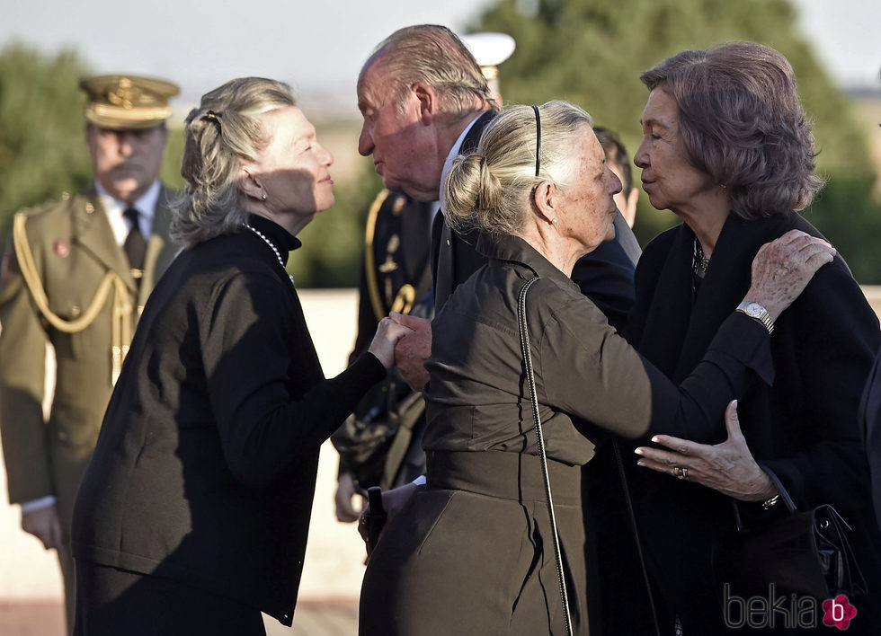 Los Reyes Juan Carlos y Sofía saludan a Ana de Francia y Teresa de Borbón-Dos Sicilias en la capilla ardiente de Alicia de Borbón-Parma