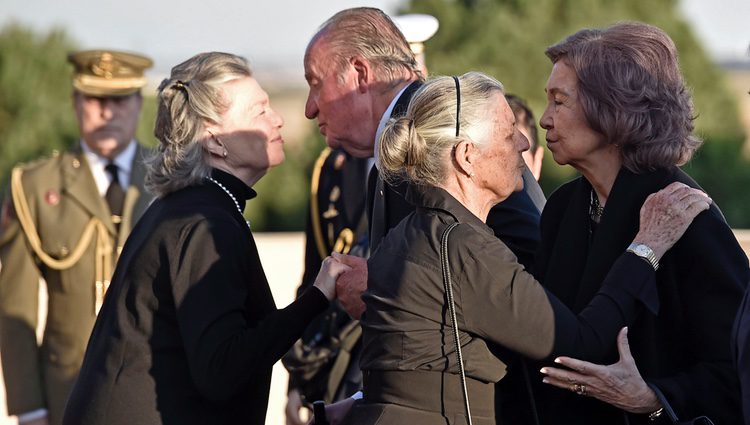 Los Reyes Juan Carlos y Sofía saludan a Ana de Francia y Teresa de Borbón-Dos Sicilias en la capilla ardiente de Alicia de Borbón-Parma