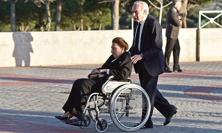 Carlos Zurita y la Infanta Margarita en la capilla ardiente de Alicia de Borbón-Parma