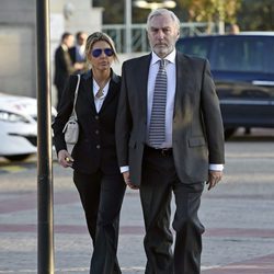 Gonzalo de la Cierva y Patricia Olmedilla en la capilla ardiente de Alicia de Borbón-Parma