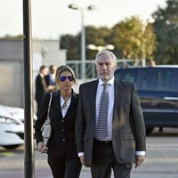 Gonzalo de la Cierva y Patricia Olmedilla en la capilla ardiente de Alicia de Borbón-Parma