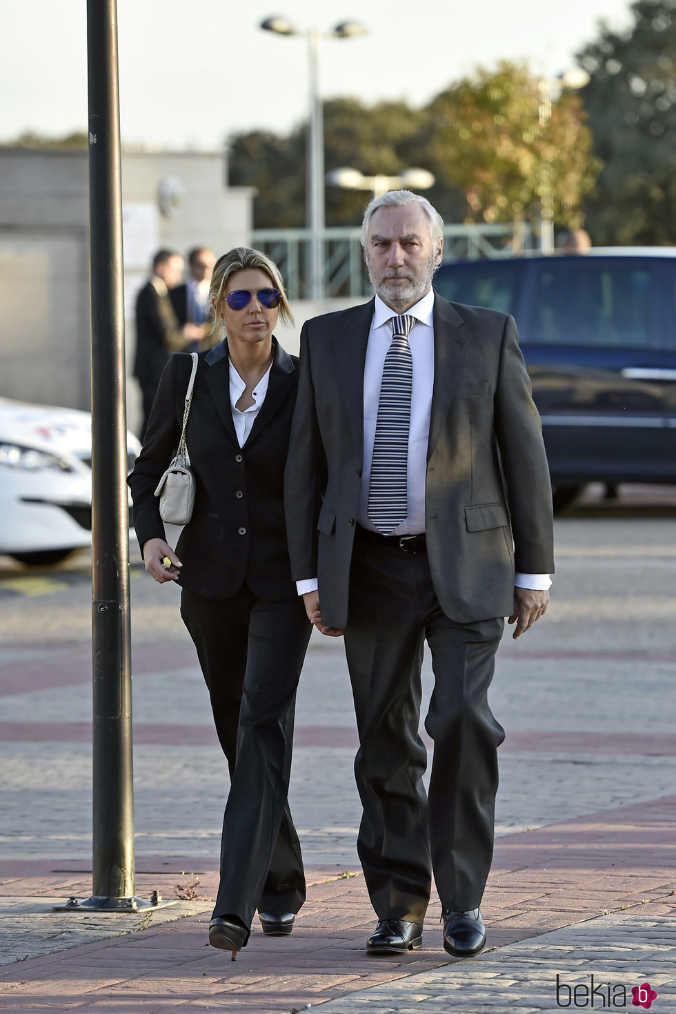 Gonzalo de la Cierva y Patricia Olmedilla en la capilla ardiente de Alicia de Borbón-Parma