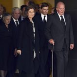 Los Reyes Juan Carlos y Sofía con el Duque de Calabria y los Marqueses de Laserna en la capilla ardiente de Alicia de Borbón-Parma