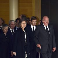 Los Reyes Juan Carlos y Sofía con el Duque de Calabria y los Marqueses de Laserna en la capilla ardiente de Alicia de Borbón-Parma