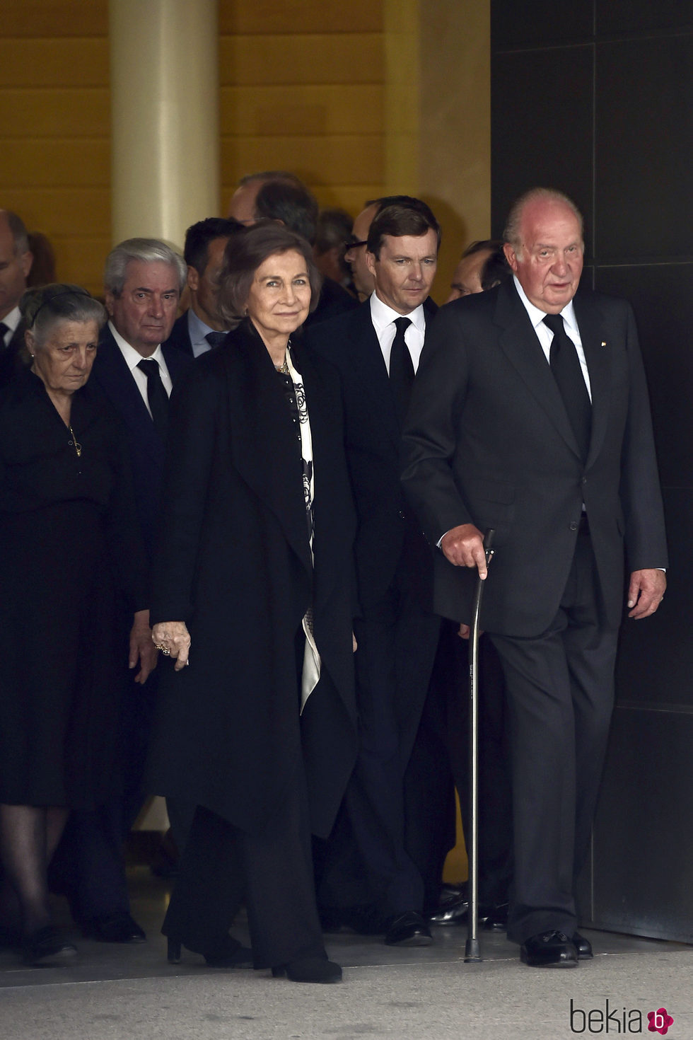 Los Reyes Juan Carlos y Sofía con el Duque de Calabria y los Marqueses de Laserna en la capilla ardiente de Alicia de Borbón-Parma