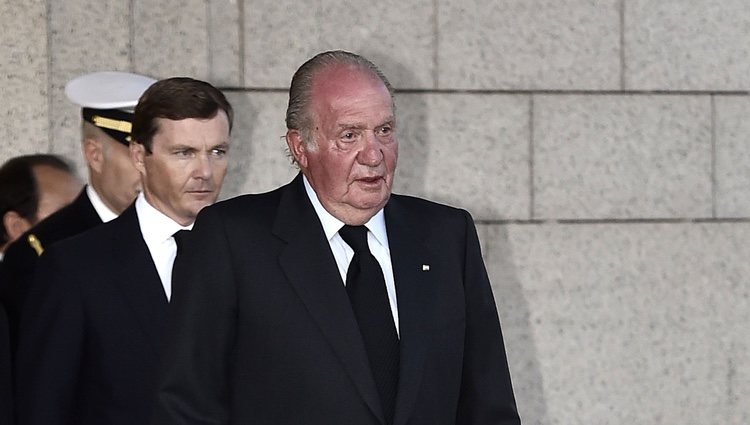 El Rey Juan Carlos en la capilla ardiente de Alicia de Borbón-Parma