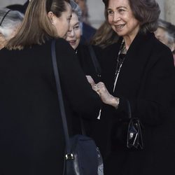 La Reina Sofía y Cristina de Borbón-Dos Sicilias en la capilla ardiente de Alicia de Borbón-Parma