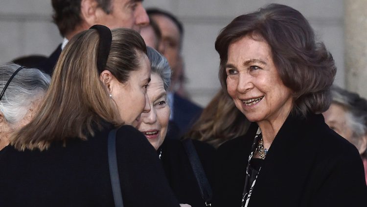 La Reina Sofía y Cristina de Borbón-Dos Sicilias en la capilla ardiente de Alicia de Borbón-Parma