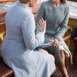 Matilde de Bélgica y Mary de Dinamarca charlando en un barco