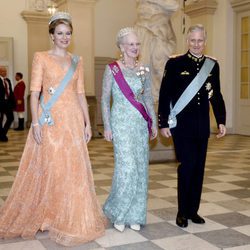 Felipe y Matilde de Bélgica con Margarita de Dinamarca en la cena de Estado en su honor en Copenhague