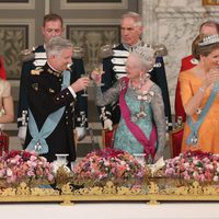 Los Reyes de Bélgica brindan con Margarita y Federico de Dinamarca en una cena de Estado en Copenhague