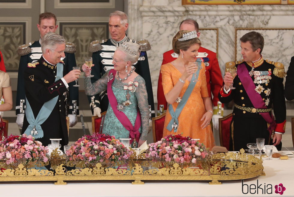 Los Reyes de Bélgica brindan con Margarita y Federico de Dinamarca en una cena de Estado en Copenhague