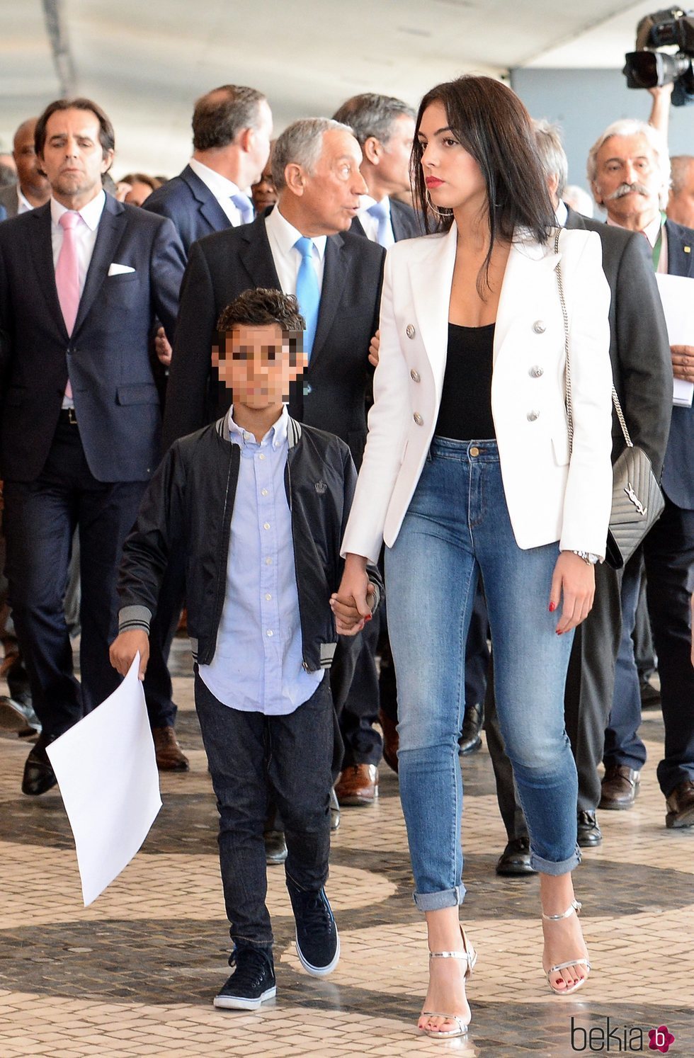 Georgina Rodríguez de la mano de Cristiano Ronaldo Jr en el aeropuerto de Madeira