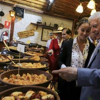 Mario Vargas Llosa e Isabel Preysler en un local de productos típicos peruanos en Arequipa