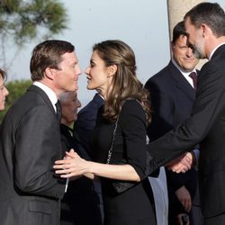 Los Reyes Felipe y Letizia saludan al Duque de Calabria en la capilla ardiente de Alicia de Borbón-Parma