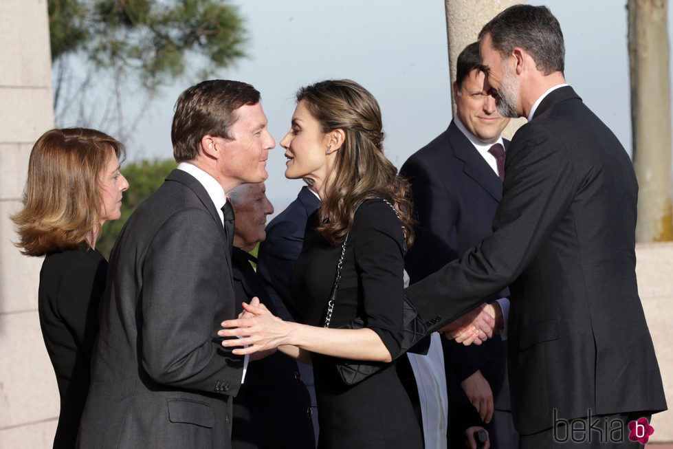 Los Reyes Felipe y Letizia saludan al Duque de Calabria en la capilla ardiente de Alicia de Borbón-Parma