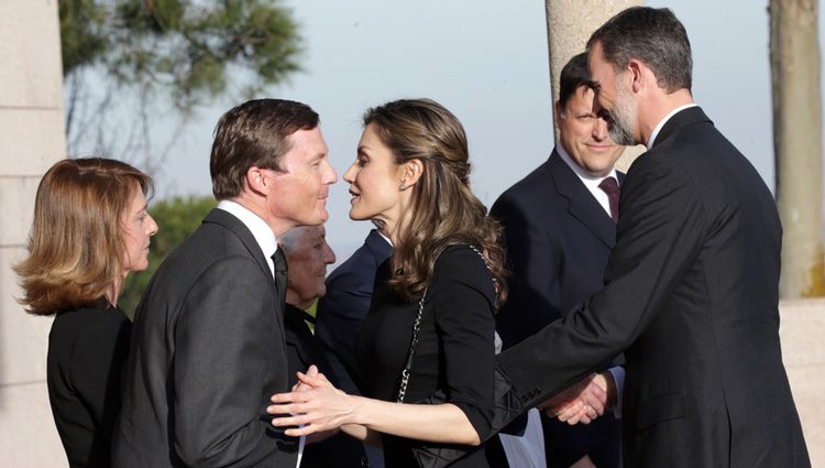 Los Reyes Felipe y Letizia saludan al Duque de Calabria en la capilla ardiente de Alicia de Borbón-Parma