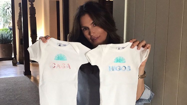 Cindy Crawford mostrando el regalo que dará a los hijos de George Clooney