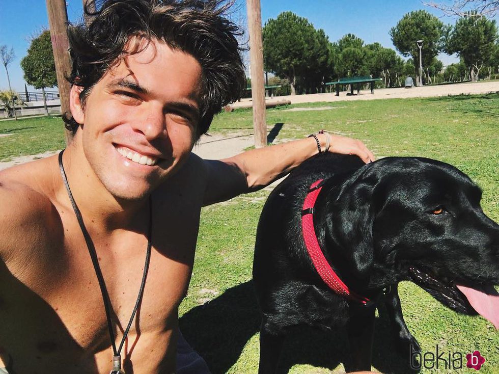 Miguel Cermeño posando con su perro en las redes sociales