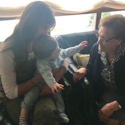 Sara Carbonero con el pequeño Lucas y su abuela