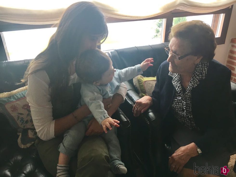 Sara Carbonero con el pequeño Lucas y su abuela