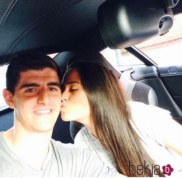 Thibaut Courtois con Marta Domínguez