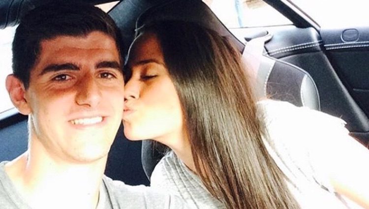 Thibaut Courtois con Marta Domínguez