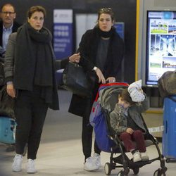 Carlota Casiraghi y su hijo Raphaël en el aeropuerto JFK de Nueva York