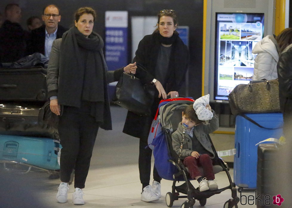 Carlota Casiraghi y su hijo Raphaël en el aeropuerto JFK de Nueva York