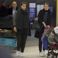 Carlota Casiraghi y su hijo Raphaël en el aeropuerto JFK de Nueva York