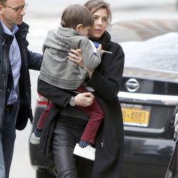 Carlota Casiraghi con su hijo Raphaël en brazos en el aeropuerto JFK de Nueva York