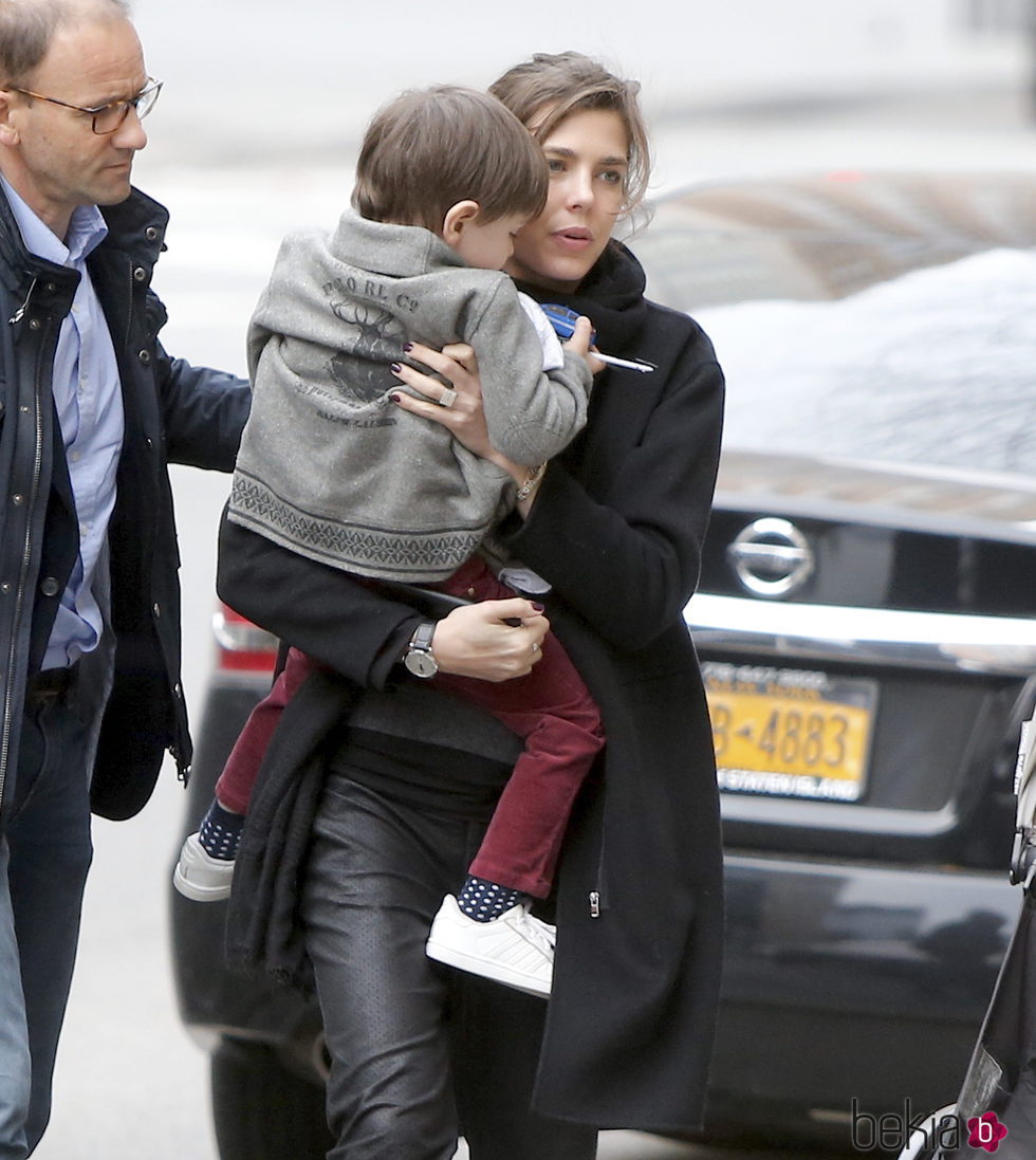 Carlota Casiraghi con su hijo Raphaël en brazos en el aeropuerto JFK de Nueva York