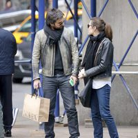 Dimitri Rassam y Carlota Casiraghi mirándose en Nueva York