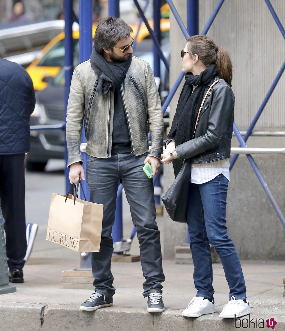 Dimitri Rassam y Carlota Casiraghi mirándose en Nueva York