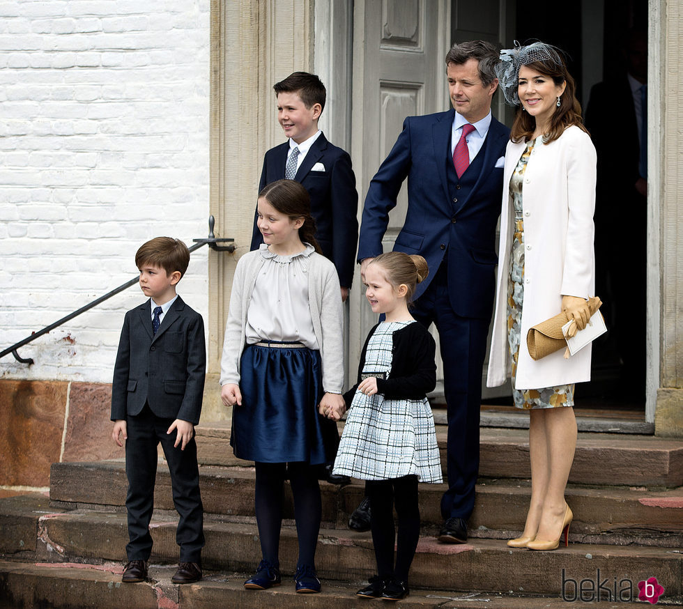 Federico y Mary de Dinamarca con sus hijos en la Confirmación de Félix de Dinamarca