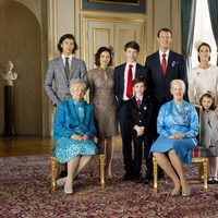 Félix de Dinamarca con sus padres, hermanos, abuelos y Marie de Dinamarca en su Confirmación