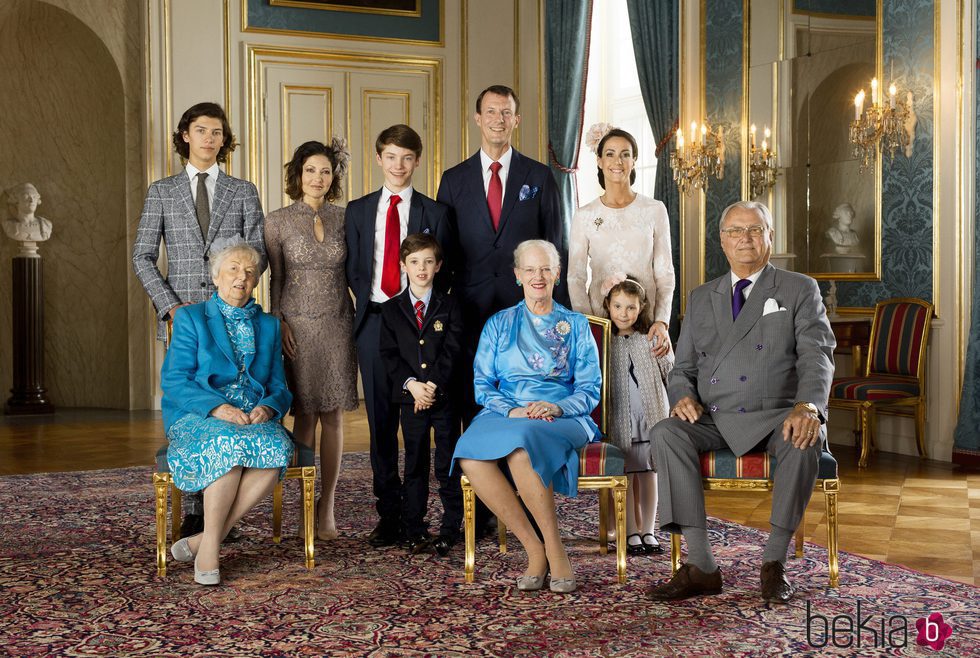 Félix de Dinamarca con sus padres, hermanos, abuelos y Marie de Dinamarca en su Confirmación