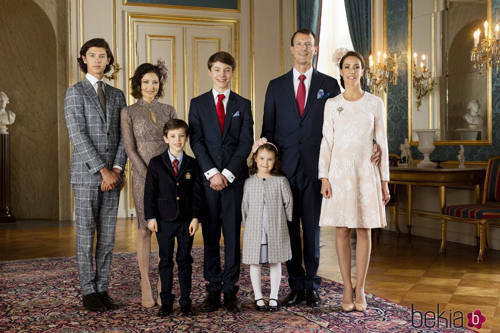 Félix de Dinamarca con sus padres, sus hermanos y Marie de Dinamarca en su Confirmación