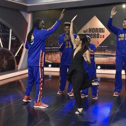 Eva Longoria divirtiéndose con los Harlem Globetrotters