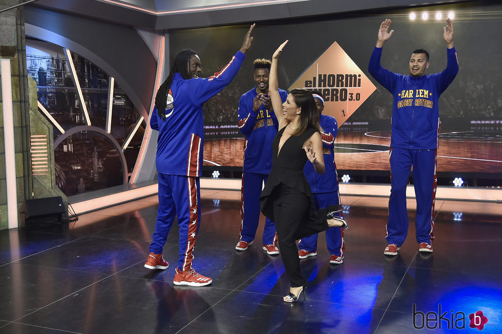 Eva Longoria divirtiéndose con los Harlem Globetrotters