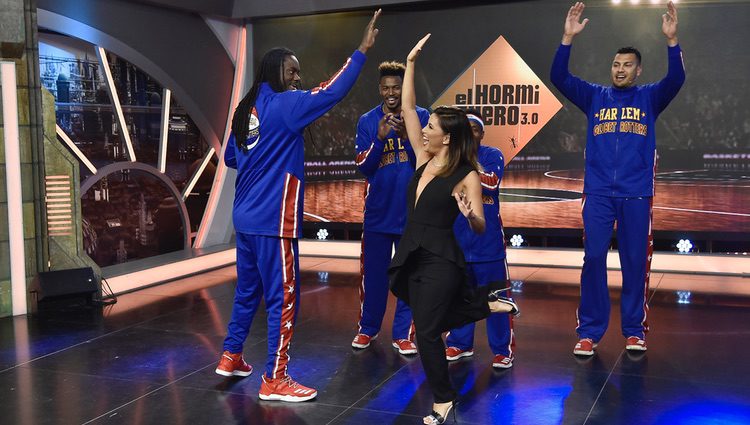 Eva Longoria divirtiéndose con los Harlem Globetrotters