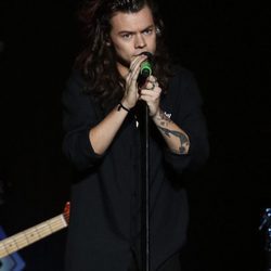 Harry Styles actuando en el concierto Jingle Ball