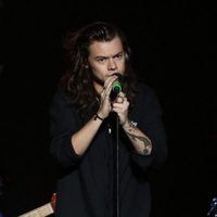 Harry Styles actuando en el concierto Jingle Ball