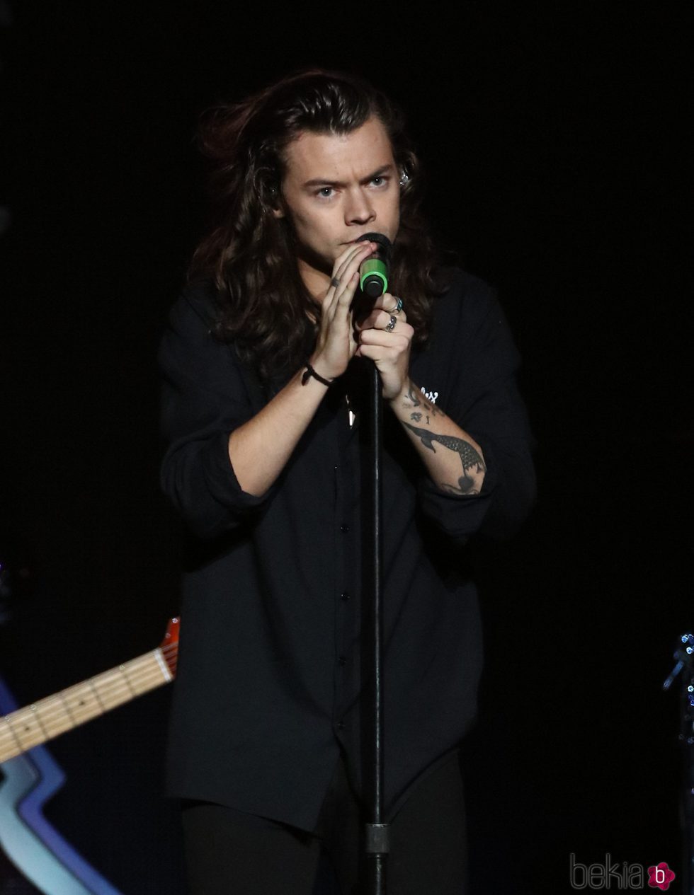 Harry Styles actuando en el concierto Jingle Ball