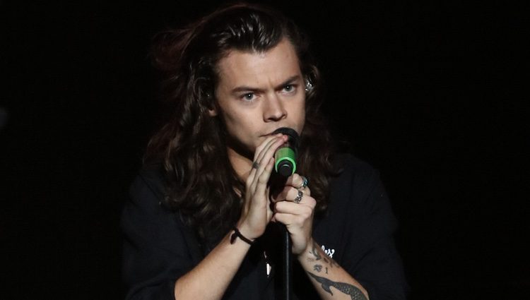 Harry Styles actuando en el concierto Jingle Ball