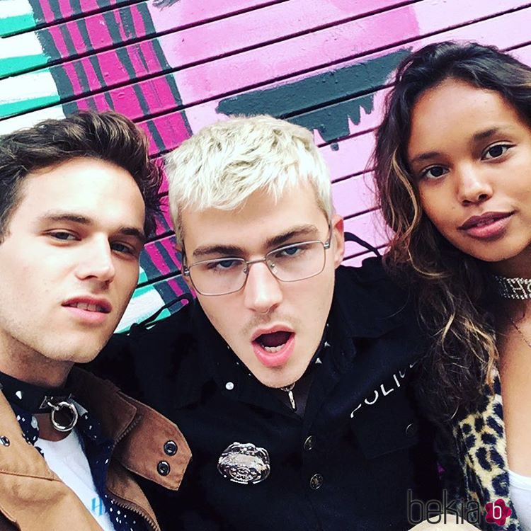 Brandon Flynn, Alisha Boe y Miles Heizer en el rodaje de 'Por Trece Razones'