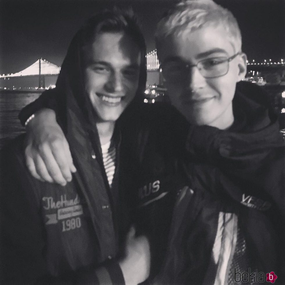 Brandon Flynn y Miles Heizer posando muy felices en una cita romántica