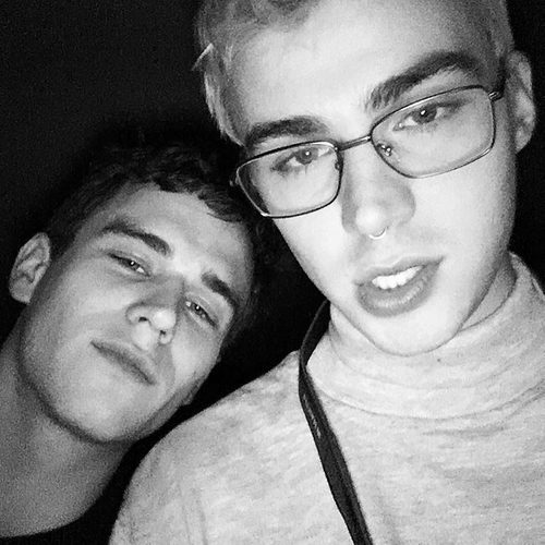 Miles Heizer y Bradon Flynn posando muy contentos para sus redes sociales