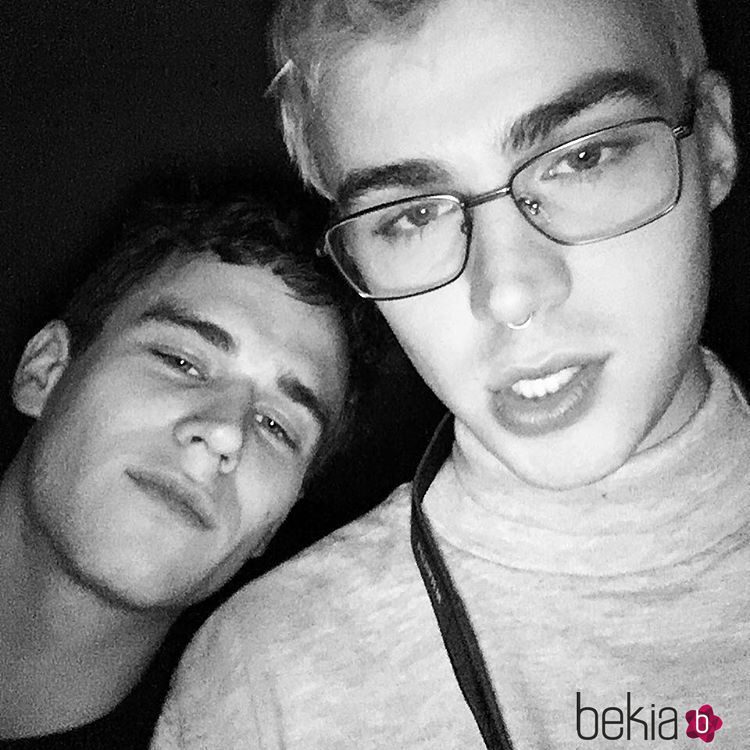 Miles Heizer y Bradon Flynn posando muy contentos para sus redes sociales