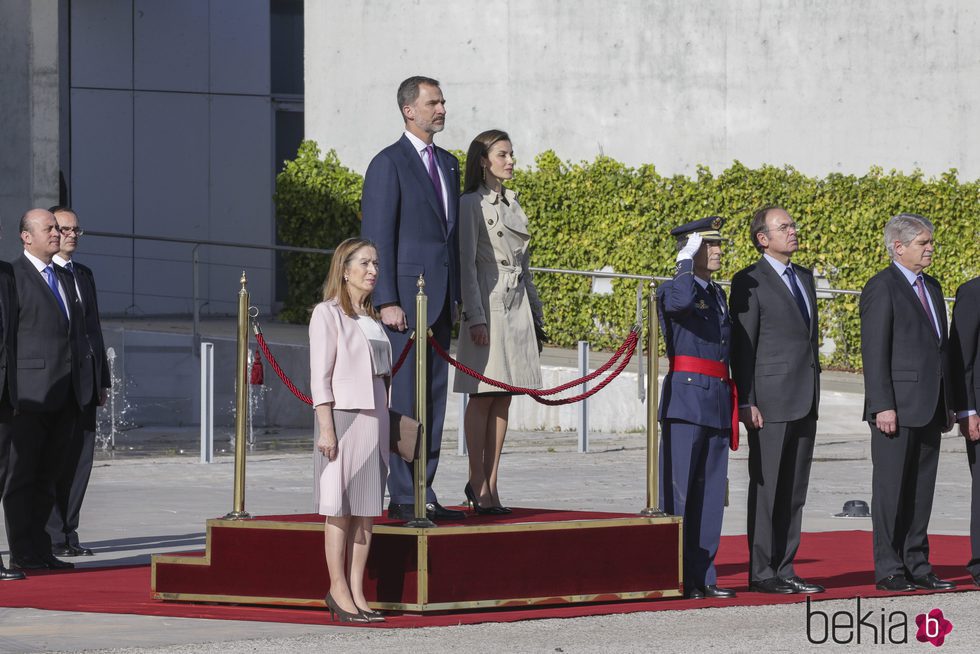 Los Reyes Felipe y Letizia en la ceremonia de despedida en Madrid antes de su Viaje de Estado a Japón